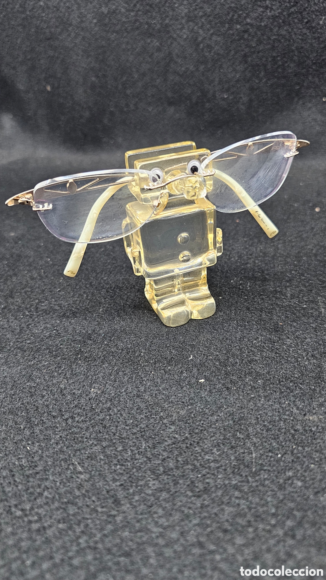 Antig&uuml;edades: soporte para gafas de metacrilato con forma de robot