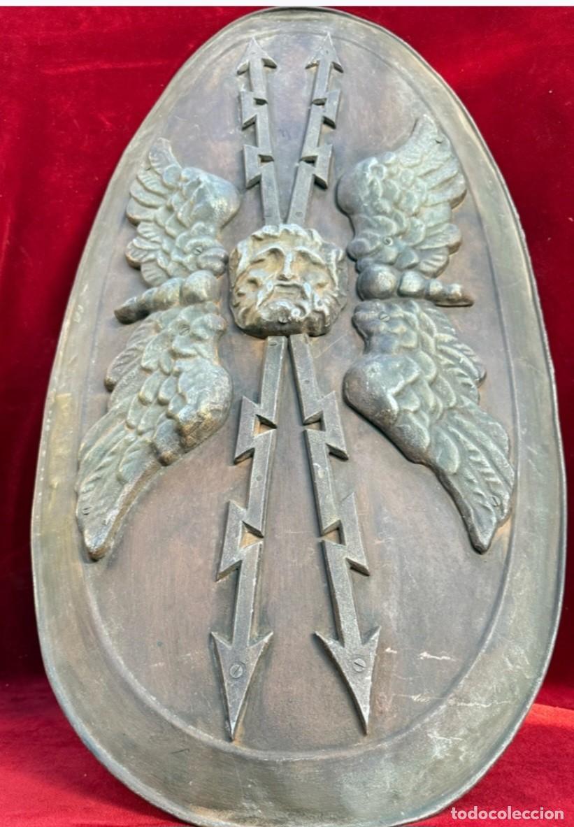 Antig&uuml;edades: Preciosa y antigua reproduccion escudo de hierro griego o romano teatro o exhibicion