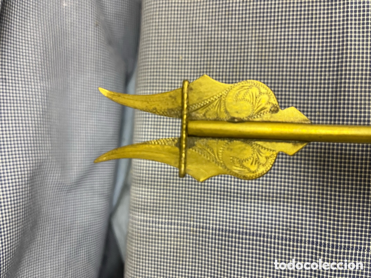 Antig&uuml;edades: Pinza/trinchante antiguo de lat&oacute;n
