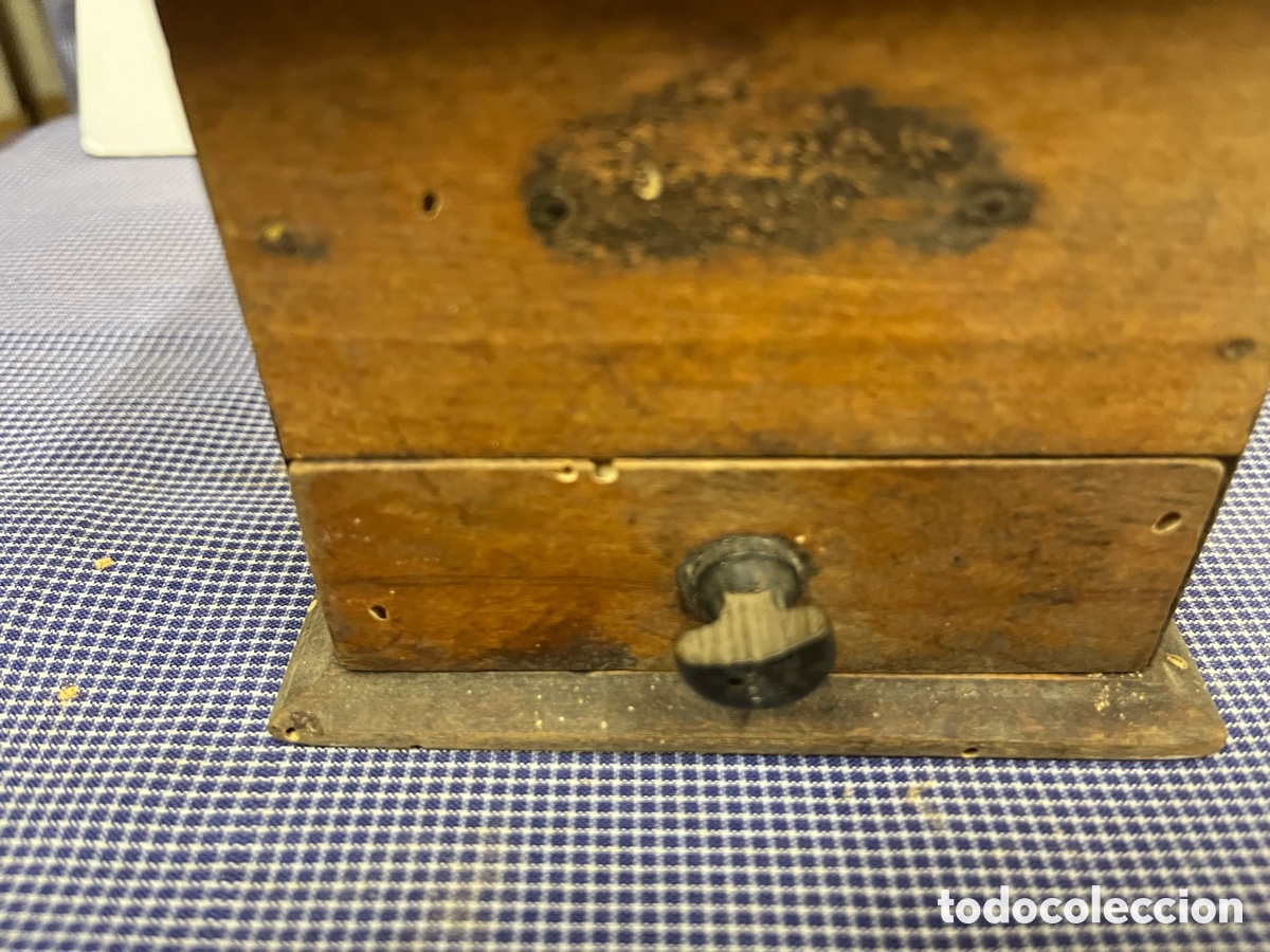 Antig&uuml;edades: Molinillo de caf&eacute; antiguo de madera y metal - Foto 6