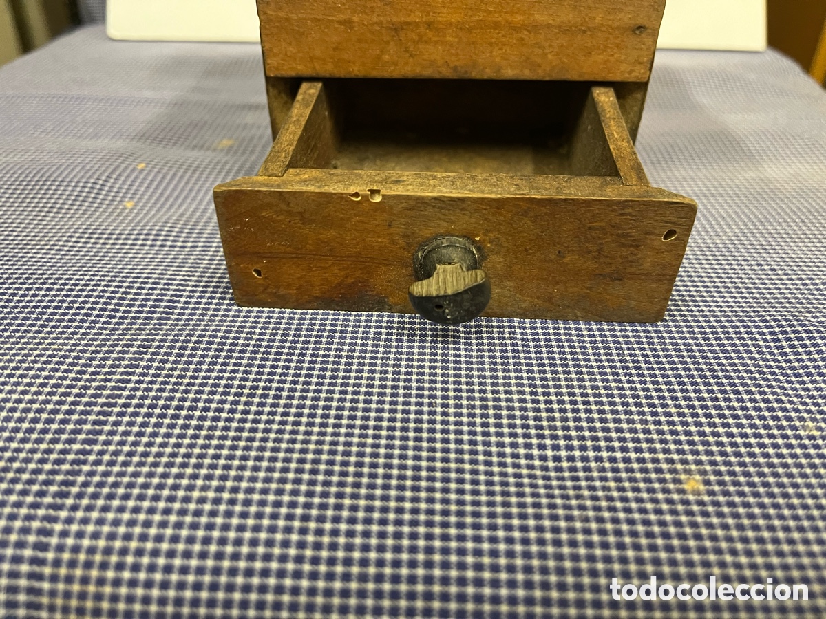 Antig&uuml;edades: Molinillo de caf&eacute; antiguo de madera y metal - Foto 9
