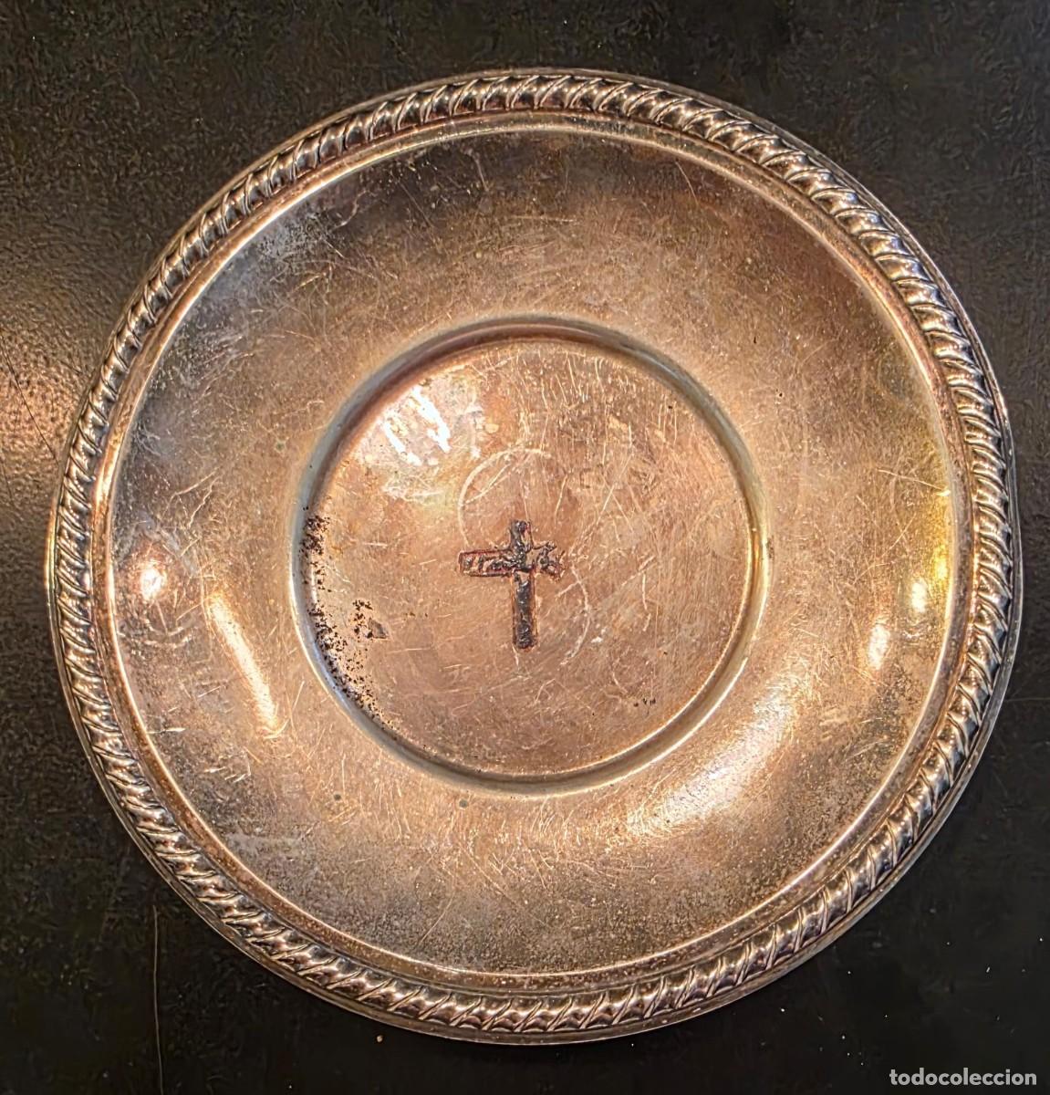 Antig&uuml;edades: Bandeja o platillo decorativo plateado con cruz central y borde trenzado &ndash; 17 cm