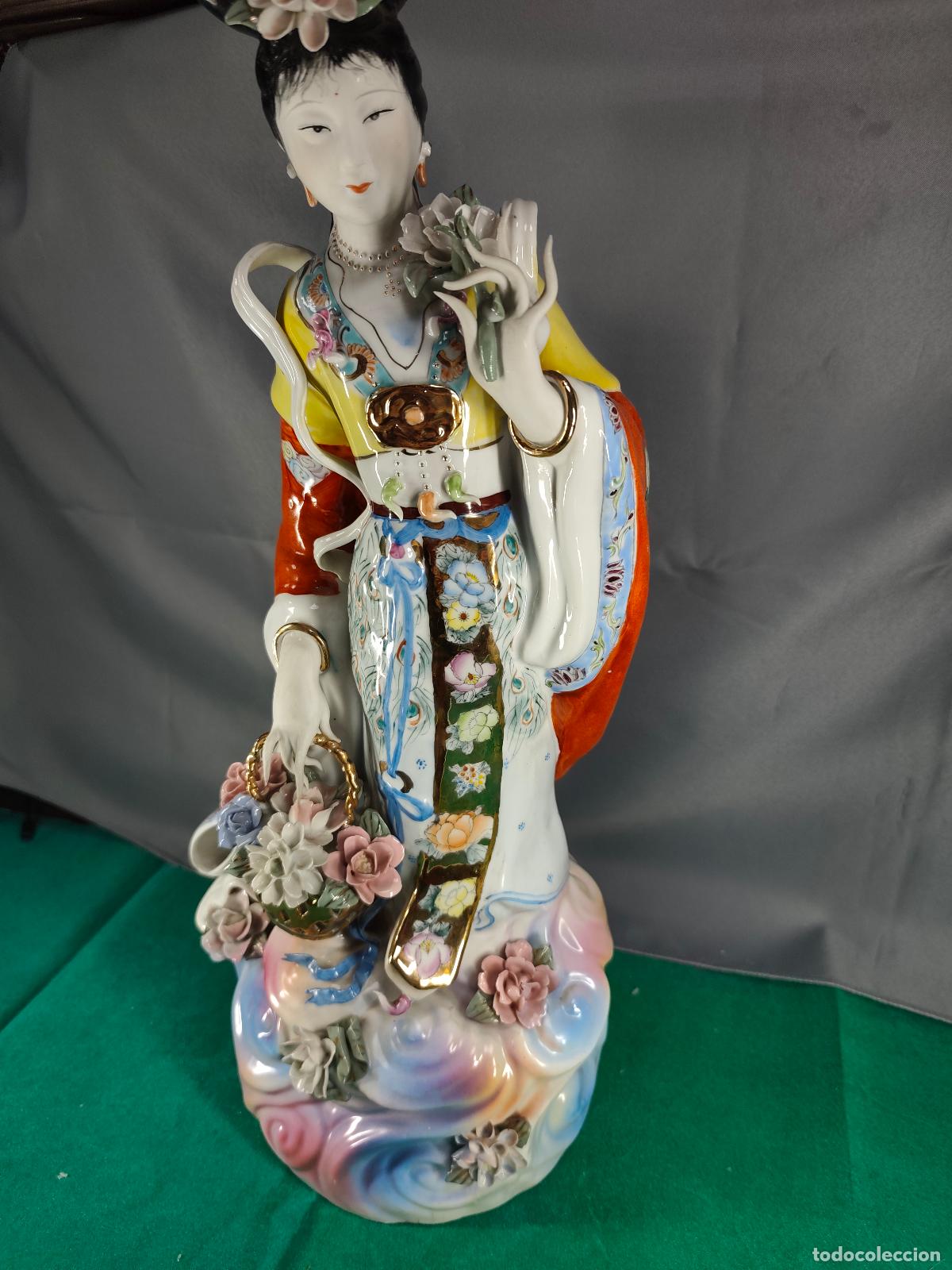 Antig&uuml;edades: figura de geisa en porcelana fina