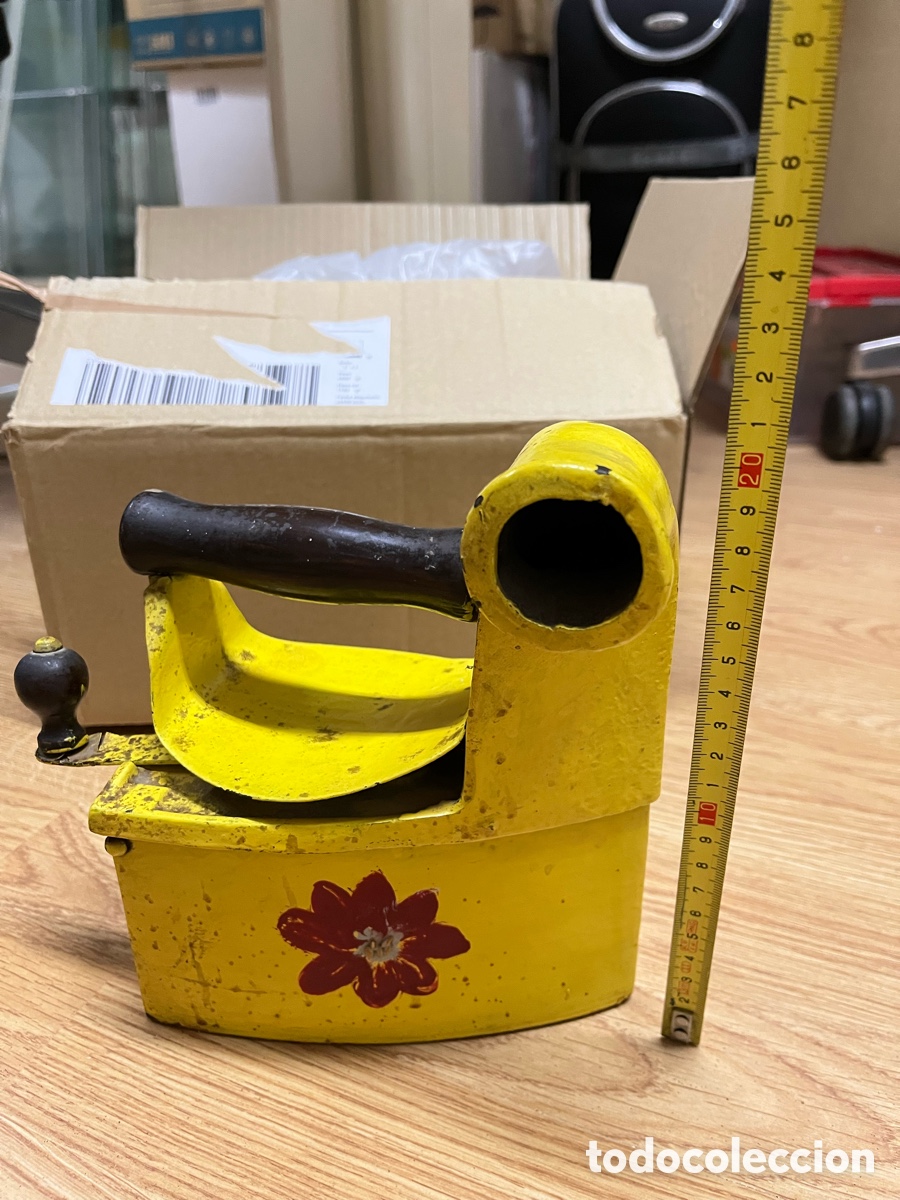 Antig&uuml;edades: Plancha antigua de carb&oacute;n con chimenea - Foto 2