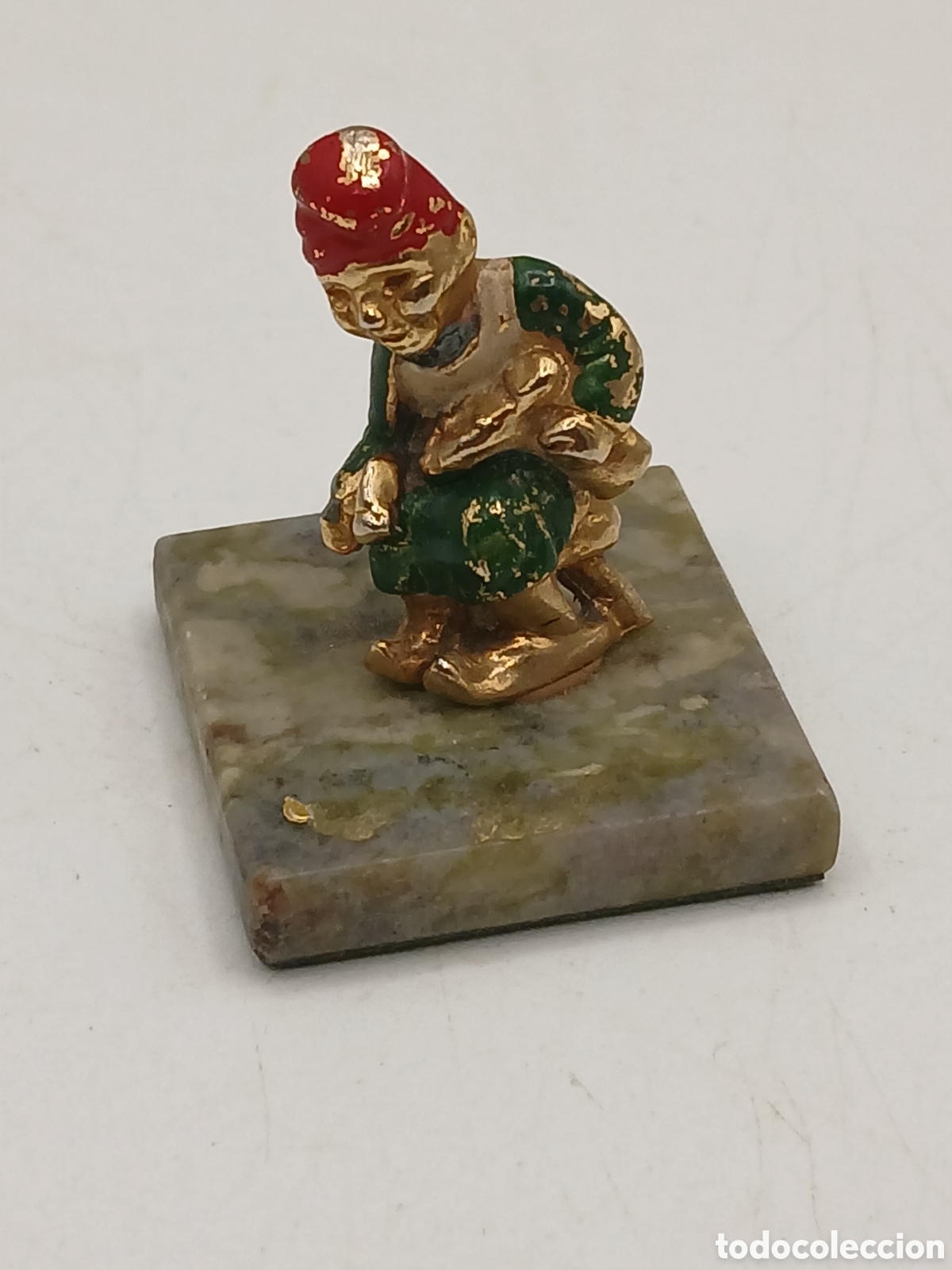 Antig&uuml;edades: Miniatura. Zapatero. Escultura metal chapado oro y esmalte, base m&aacute;rmol