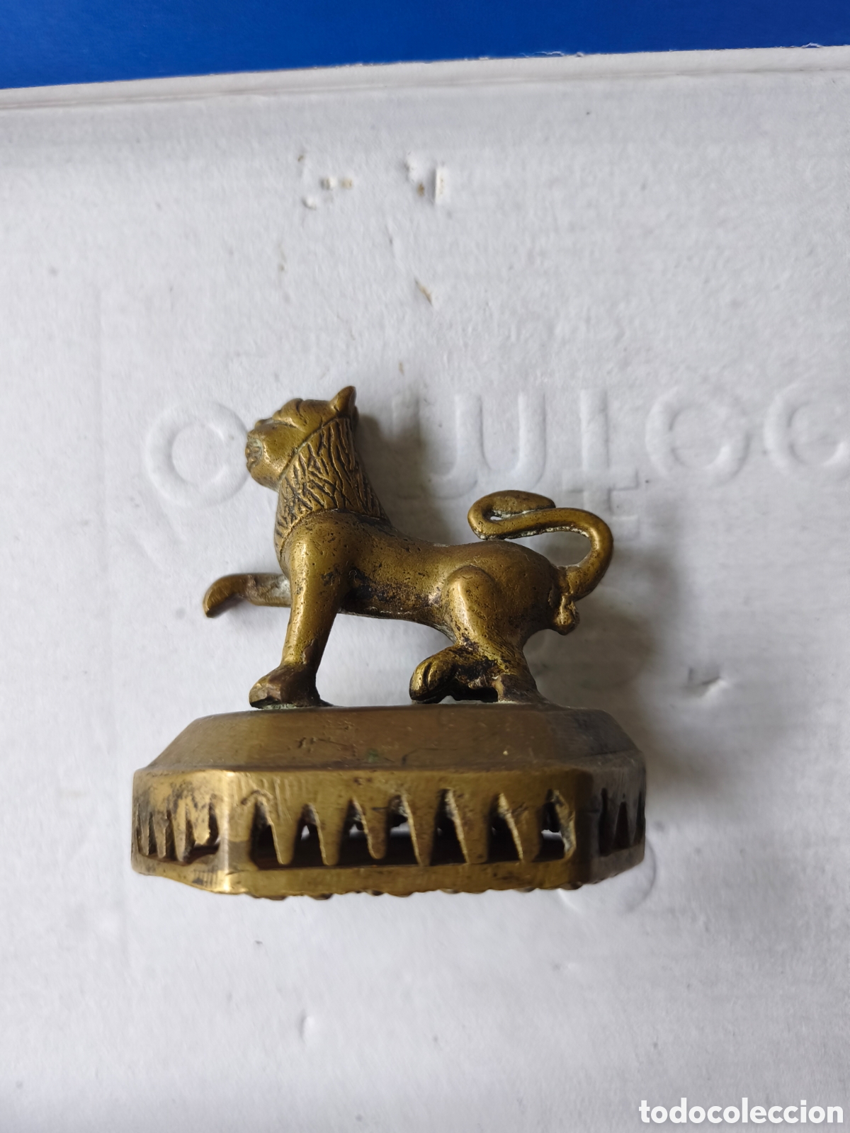 Antig&uuml;edades: Rascador de pies antiguo de lat&oacute;n - Figura de Le&oacute;n/Leopardo - India, S. XIX/XX