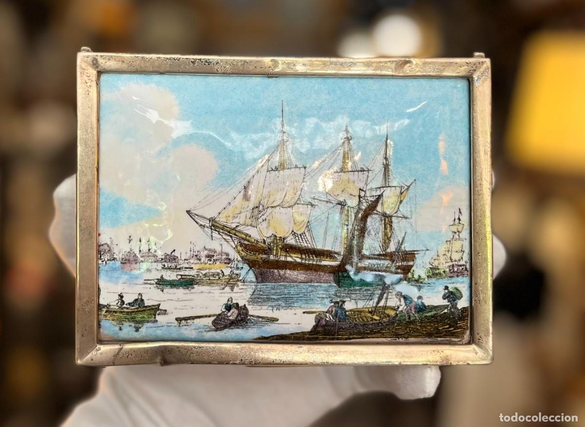 Antig&uuml;edades: Caja tabaquera de plata contrastada con esmalte policromado escena marina barcos veleros siglo XX