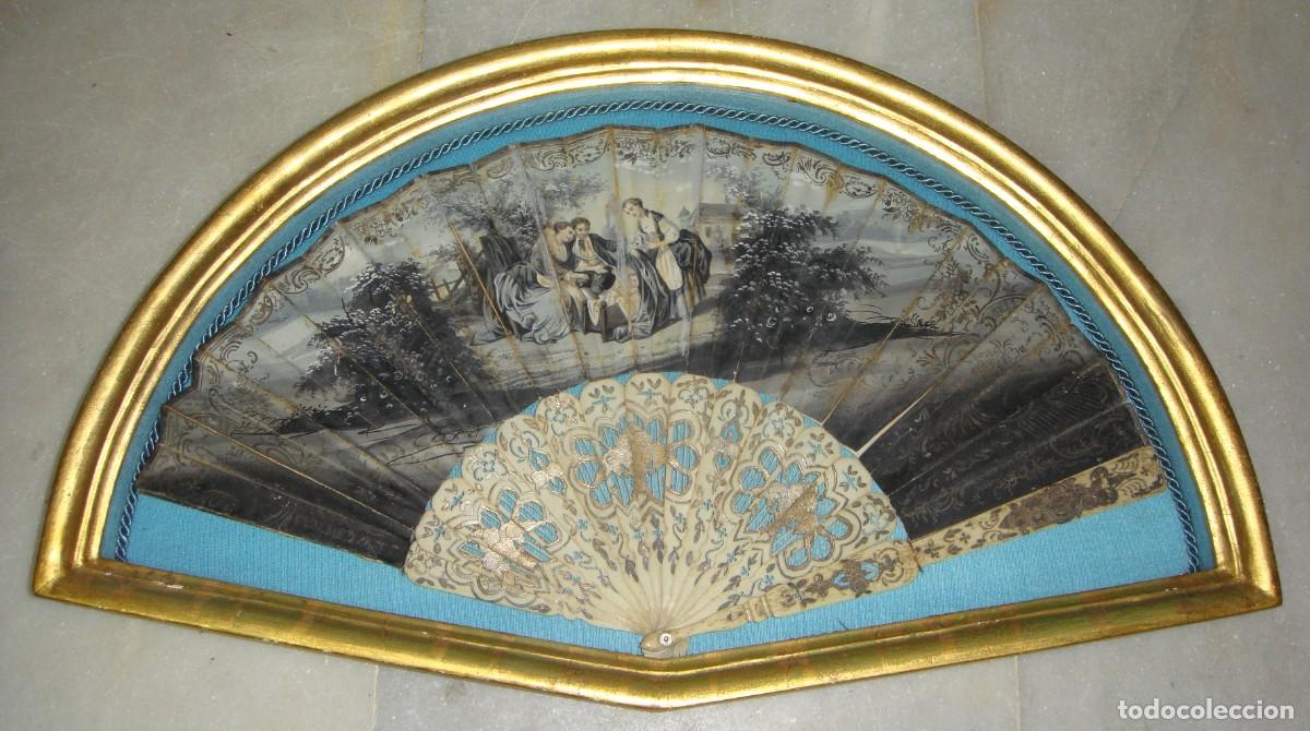 Antig&uuml;edades: Antiguo abanico de hueso calado y pa&iacute;s pintado a mano &middot; Escena galante &middot; Abaniquera &middot; ca. 1860&ndash;1880