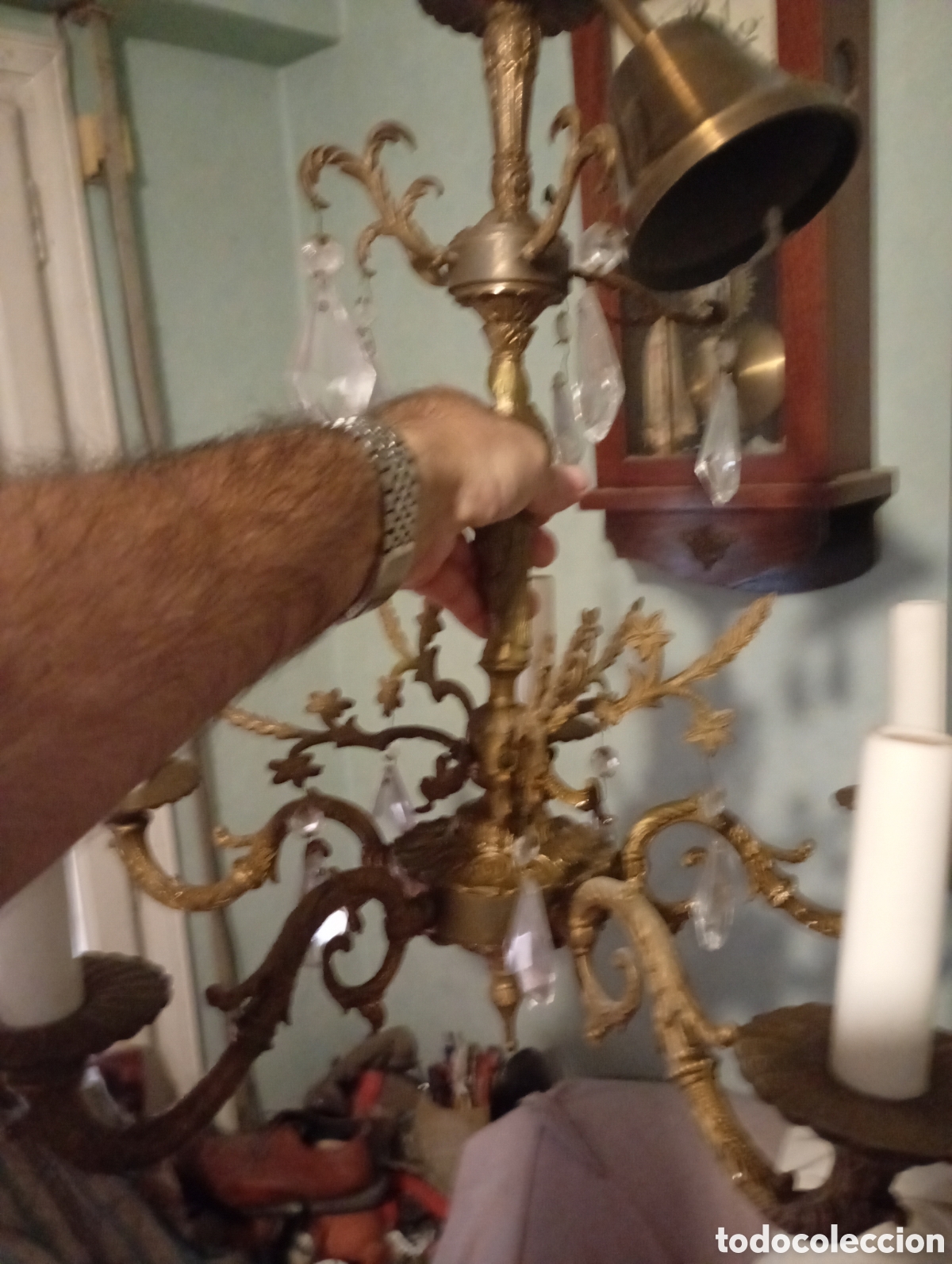 Antig&uuml;edades: L&aacute;mpara de techo de bronce y l&aacute;grimad de cristal