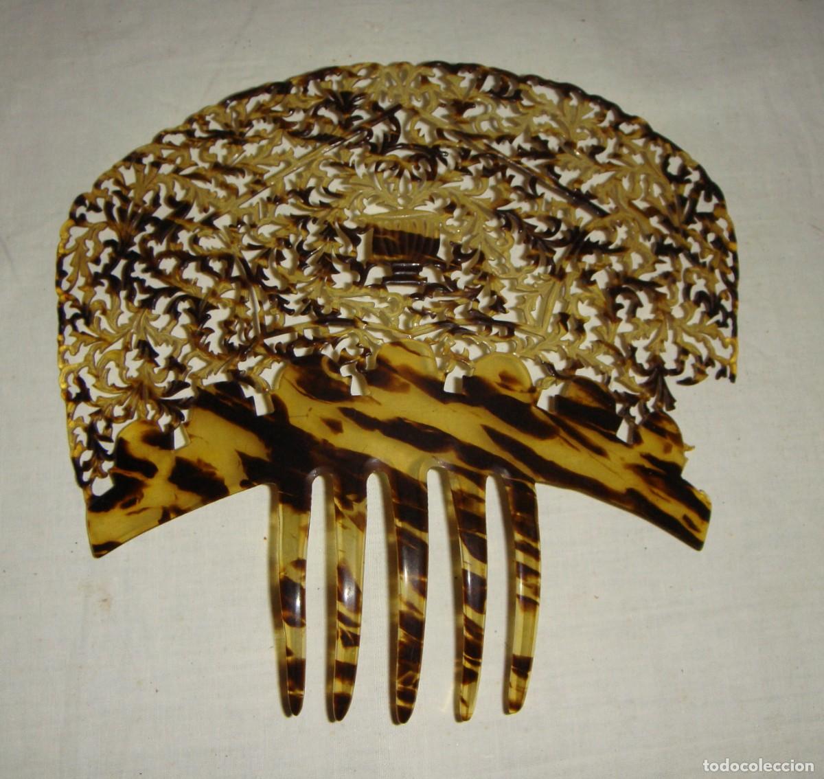 Antig&uuml;edades: Gran peineta de mantilla calada &middot; S&iacute;mil de carey (motivo de copa / jarr&oacute;n) &middot; ca. 1910&ndash;1930