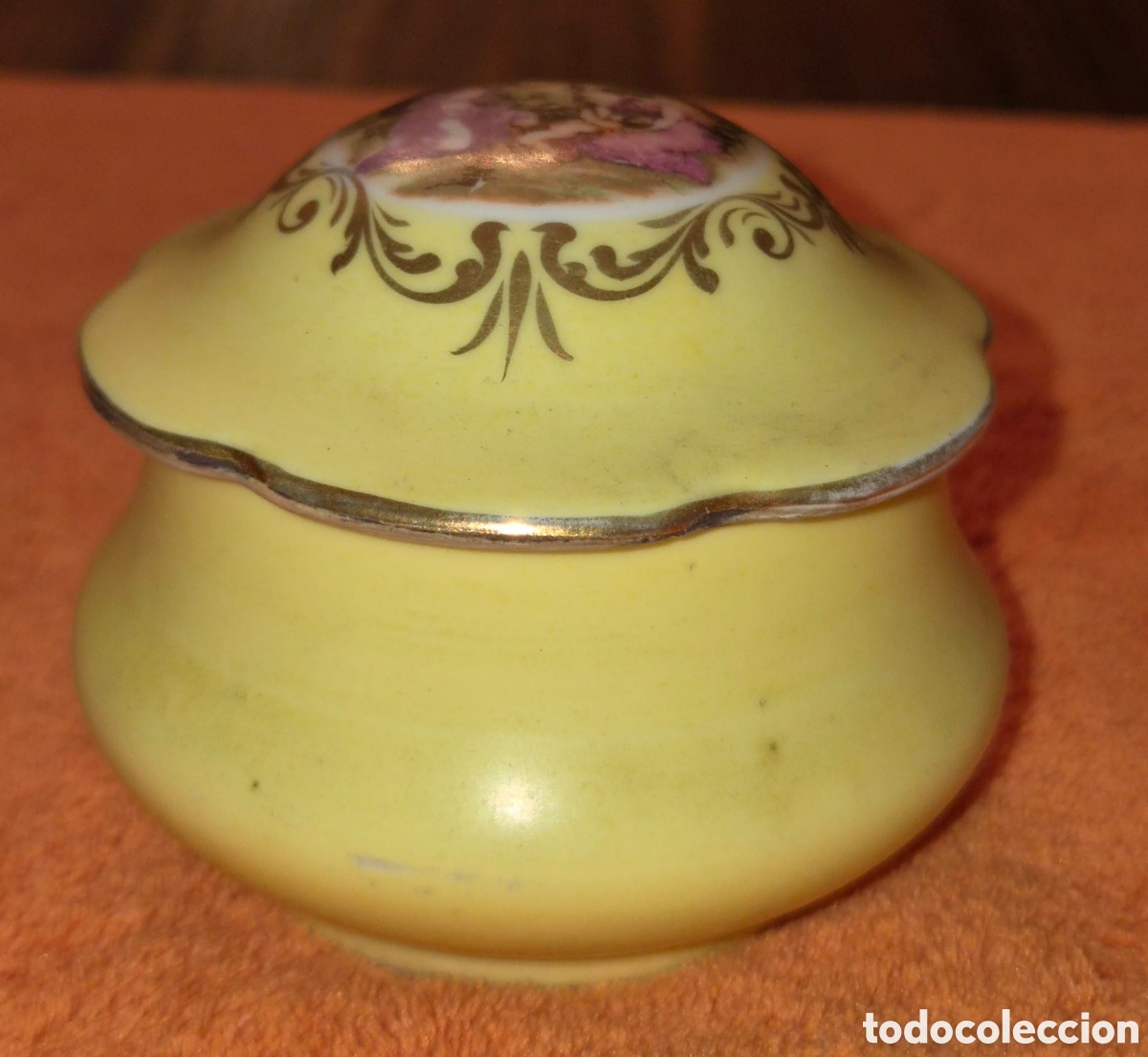Antig&uuml;edades: Antiguo Joyero / Polvostera de Porcelana Amarilla - Escena Galante Rococ&oacute; y Filo Dorado - A&ntilde;os 20/40