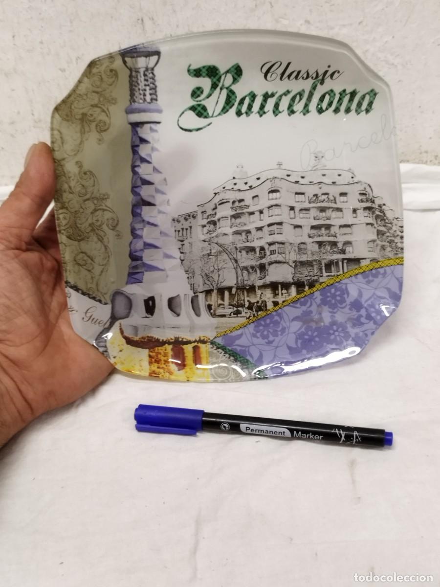 Antiquit&eacute;s: Bandeja o Plato de Vidrio Recuerdo de Barcelona. Arte Modernista Antoni Gaud&iacute;.