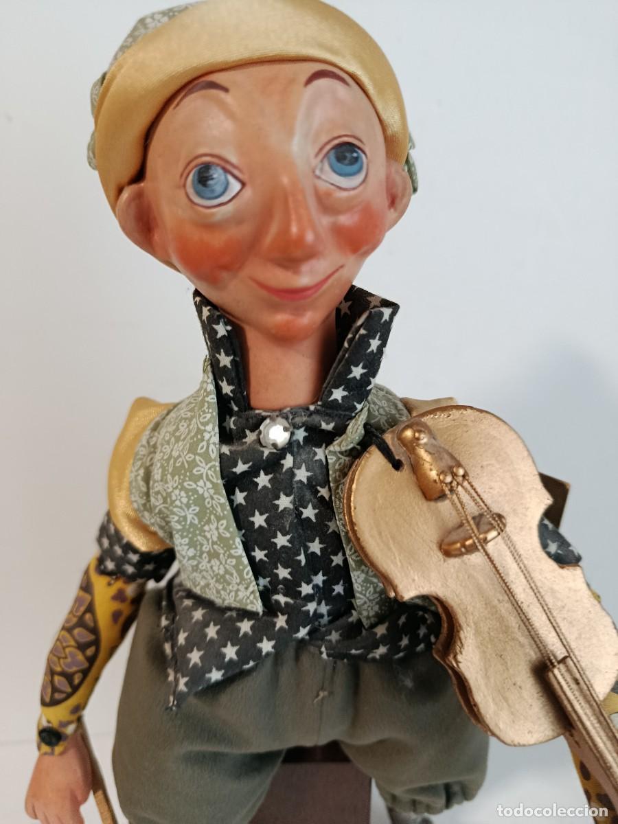 Antig&uuml;edades: FIGURA O MU&Ntilde;ECO MUSICO EN PEANA DE MADERA