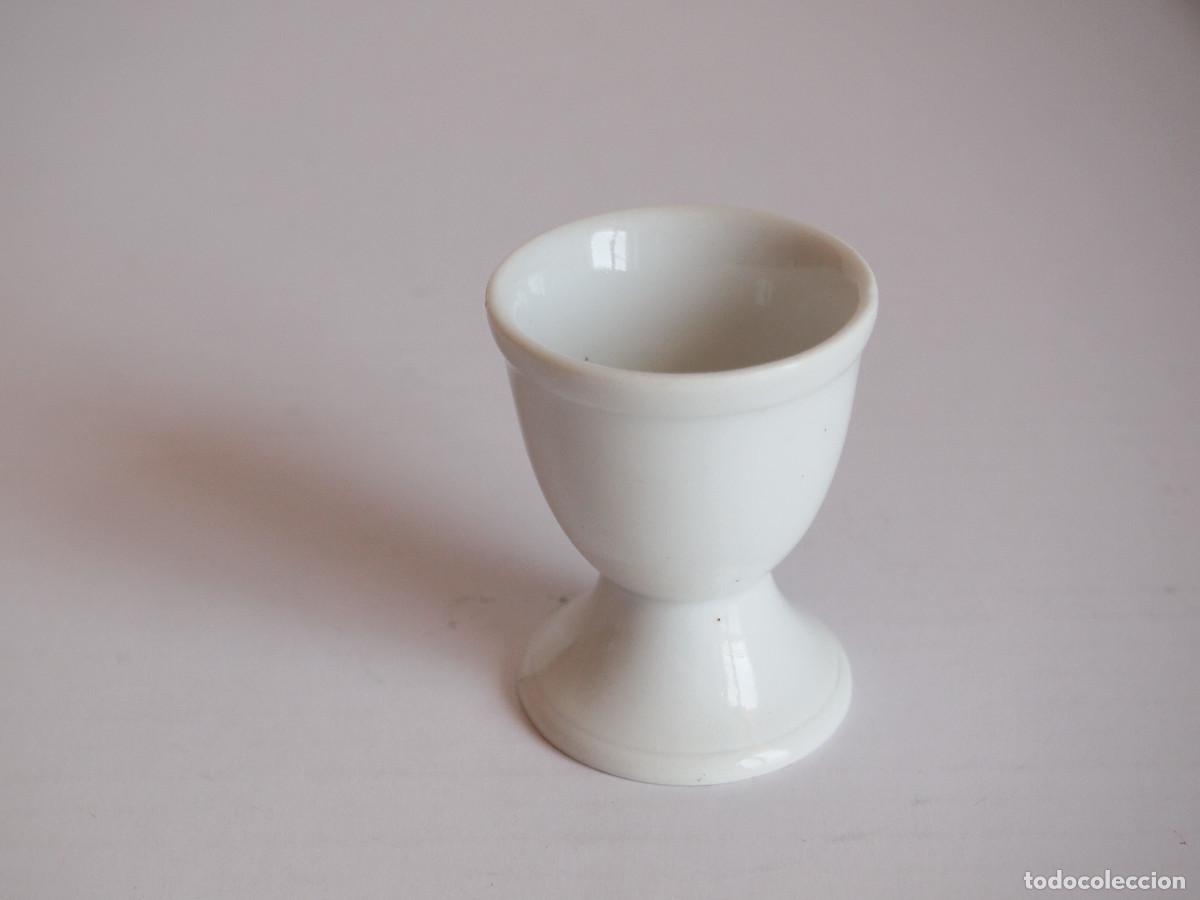 Antig&uuml;edades: Antigua huevera de porcelana