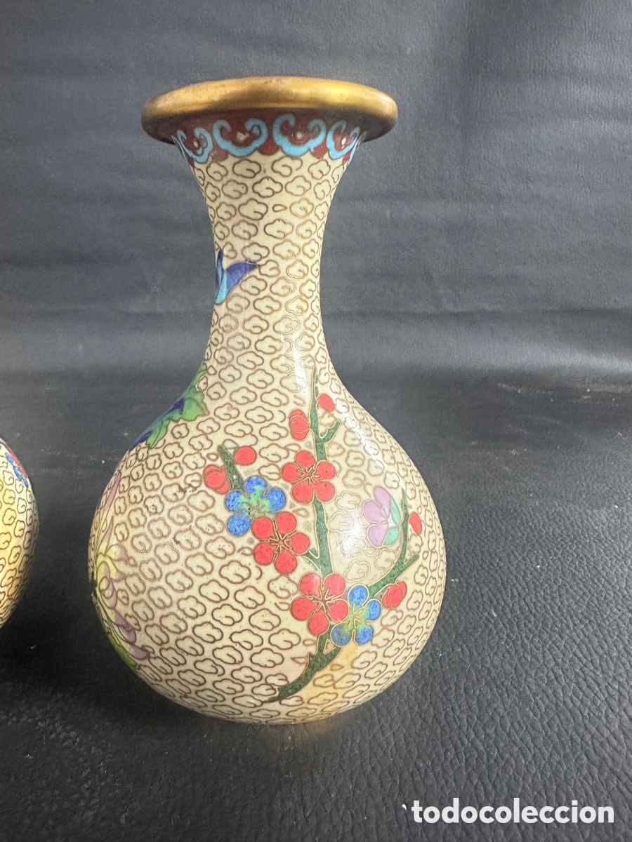 Antig&uuml;edades: Pareja de jarrones de bronce y esmalte cloisonne - Foto 2