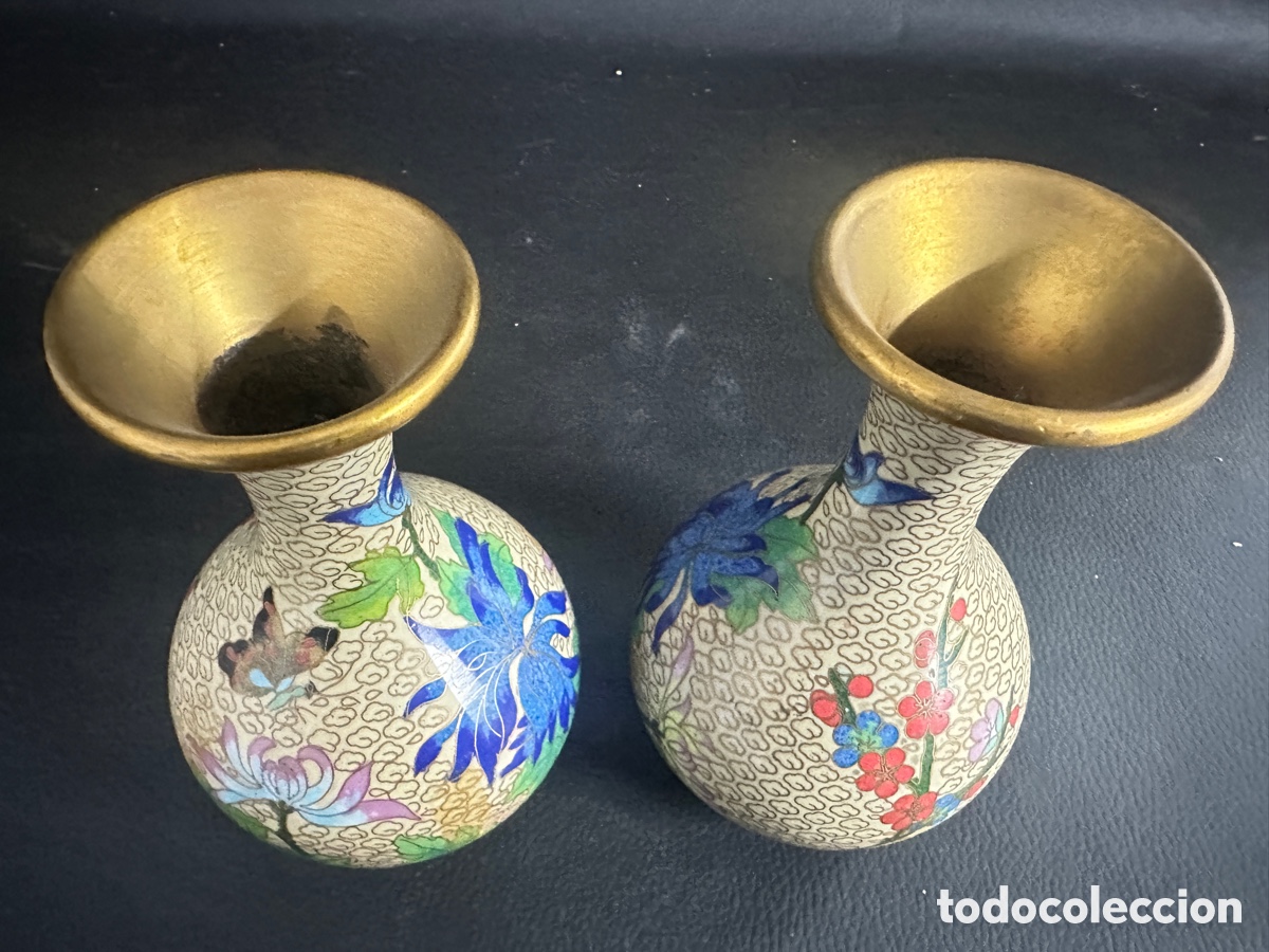 Antig&uuml;edades: Pareja de jarrones de bronce y esmalte cloisonne - Foto 3