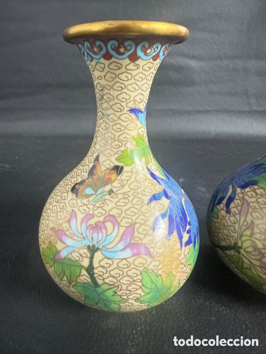 Antig&uuml;edades: Pareja de jarrones de bronce y esmalte cloisonne - Foto 4