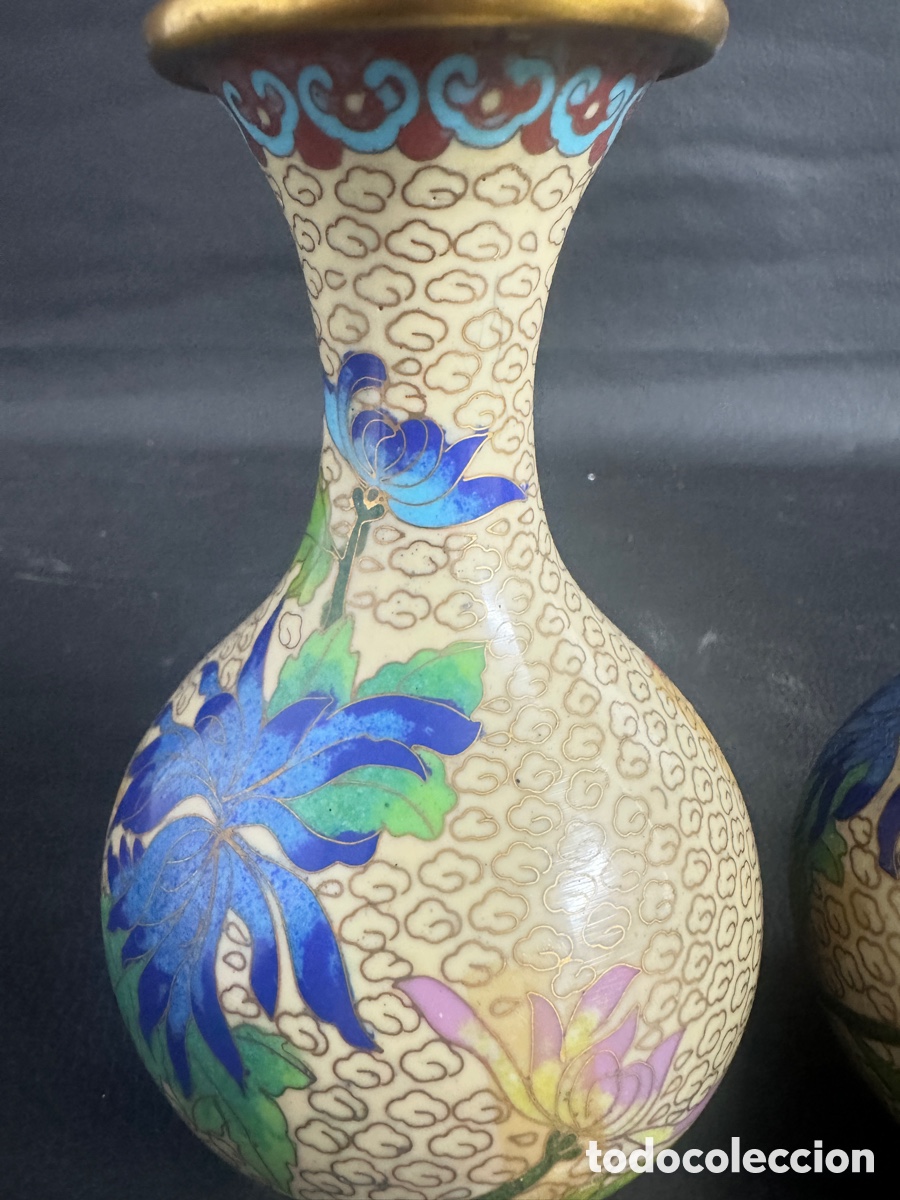 Antig&uuml;edades: Pareja de jarrones de bronce y esmalte cloisonne - Foto 5