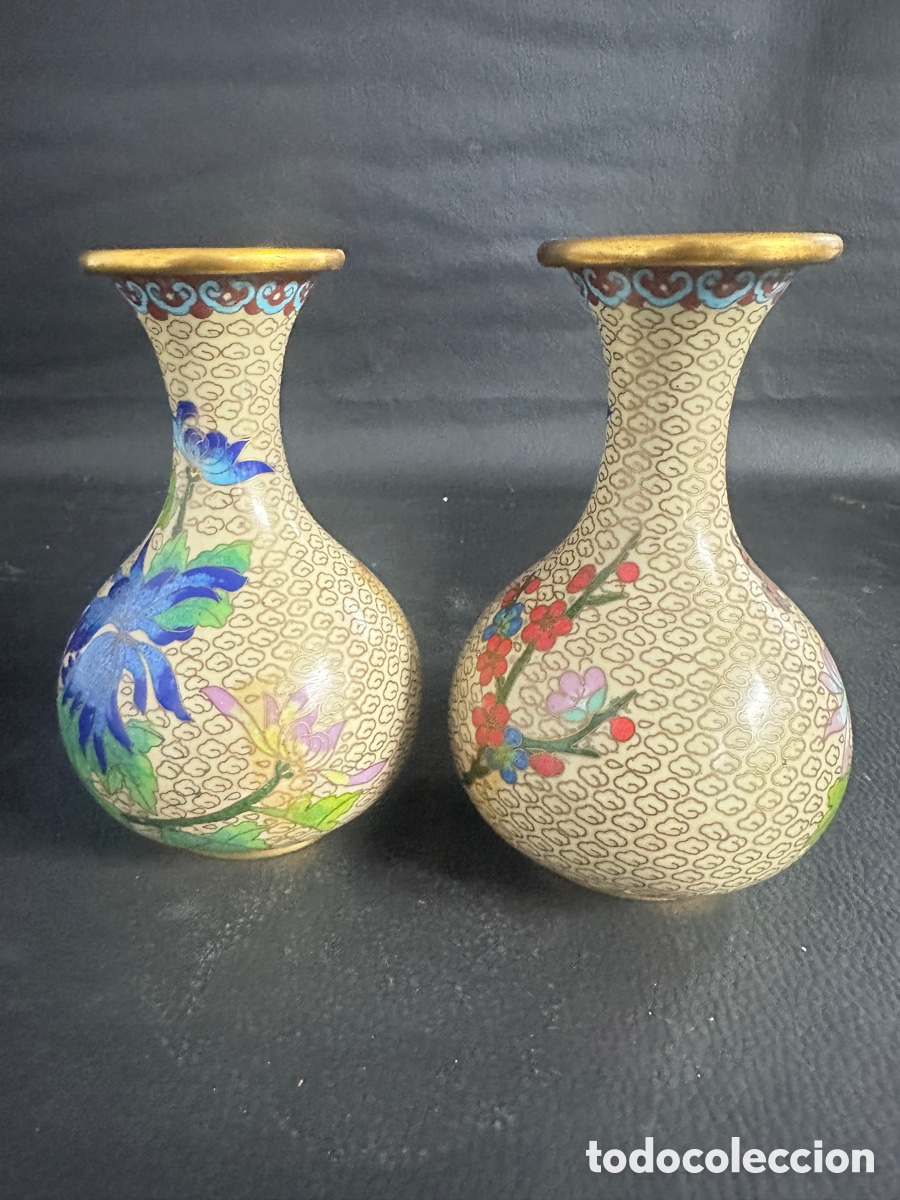Antig&uuml;edades: Pareja de jarrones de bronce y esmalte cloisonne - Foto 6