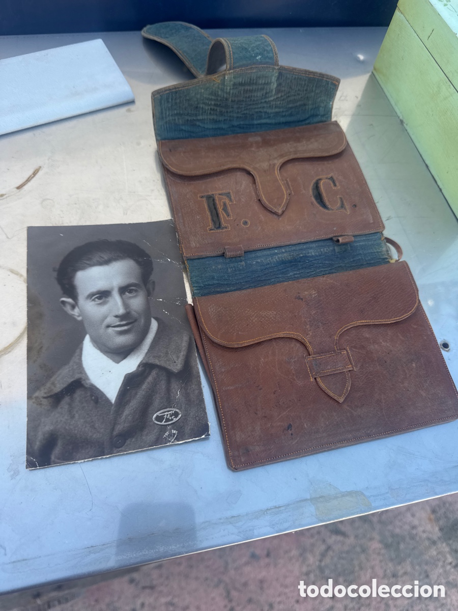 Antig&uuml;edades: Cartera de cuero antigua con fotograf&iacute;a