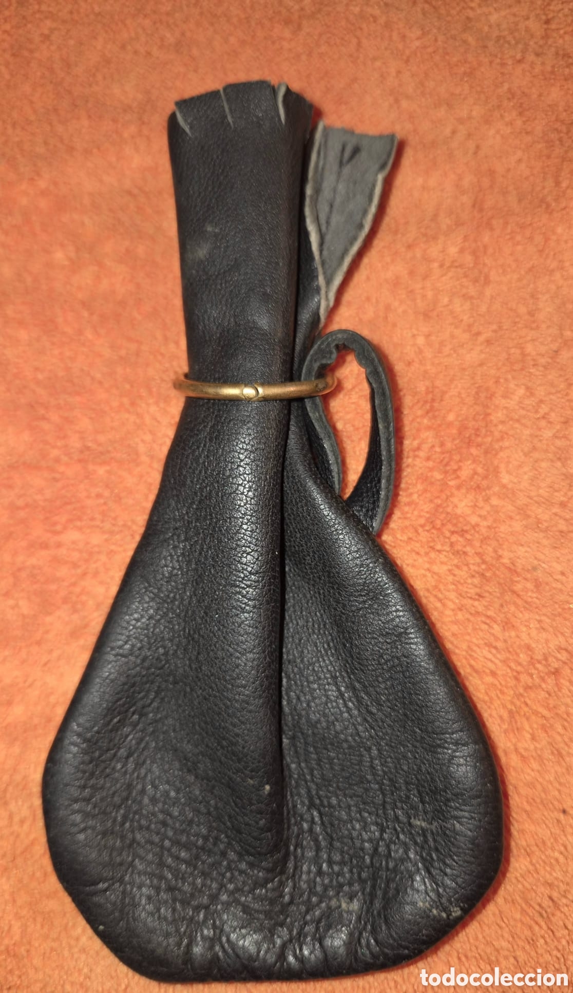 Antig&uuml;edades: Antigua Limosnera / Bols&oacute;n Monedero de Cuero Negro con Argolla Dorada Estilo Medieval Saca de Judas