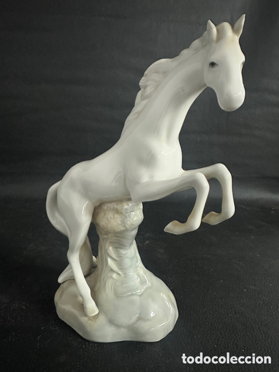 Antig&uuml;edades: Figura de porcelana. Caballo