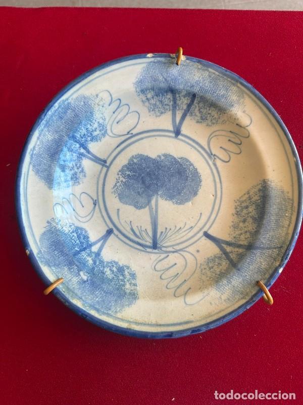 Antig&uuml;edades: PLATO EN CER&Aacute;MICA DE RIBESALBES, &Aacute;RBOLES ESPONJADOS, EN AULES, 21 CM, S. XIX
