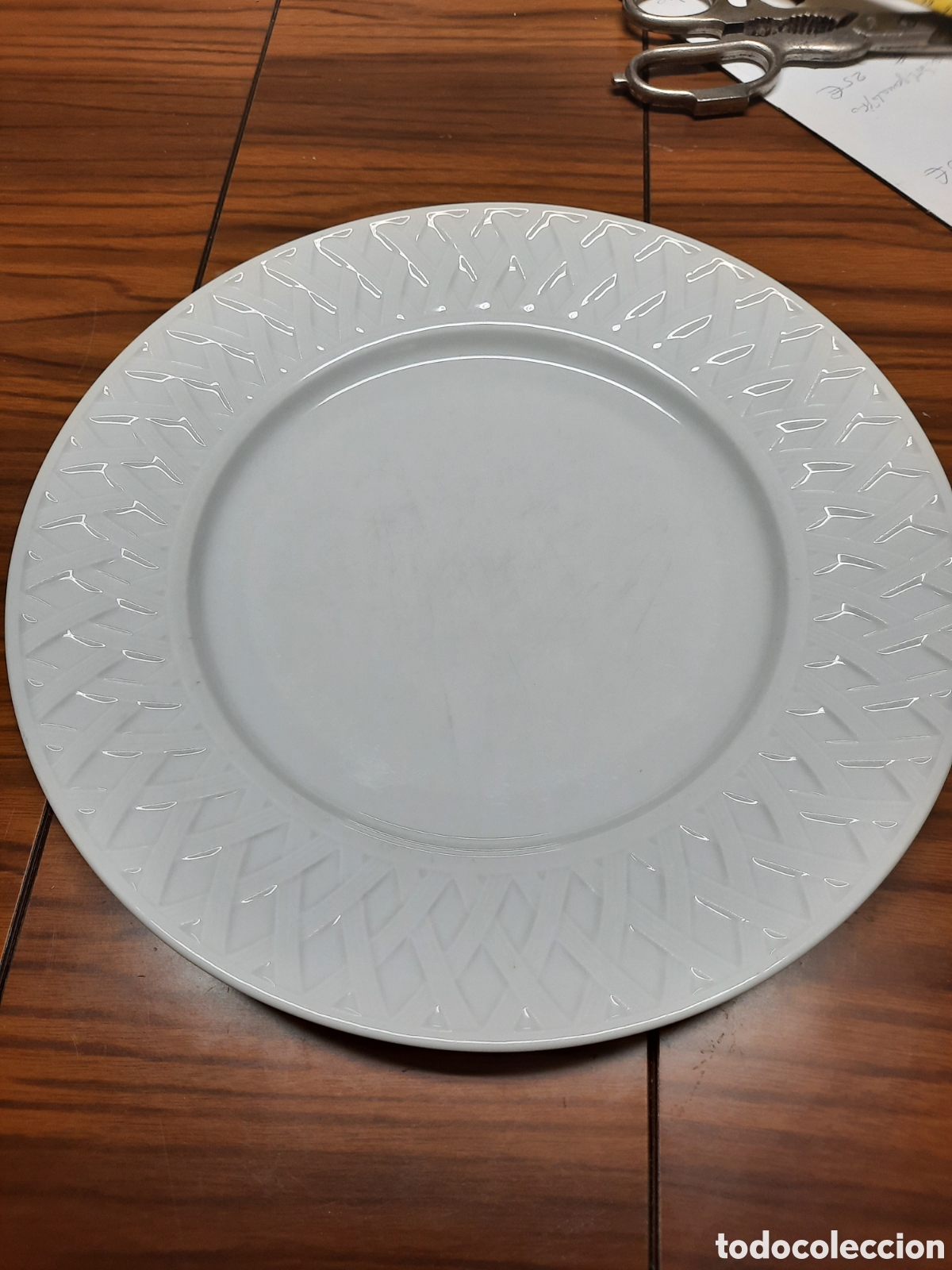 Antig&uuml;edades: Plato llano de 26,5 cm de di&aacute;metro del modelo Louisiane de Deshoulieres, Porcelaine de Sologne