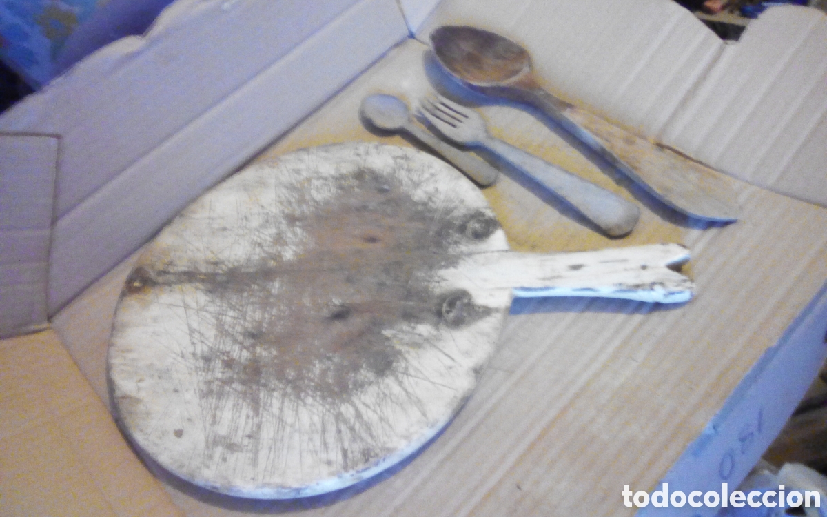 Antig&uuml;edades: Lote r&uacute;stico de tabla de corte y cubiertos de madera. La tabla mide 27,5 cm. y la cuchara 30 cm.