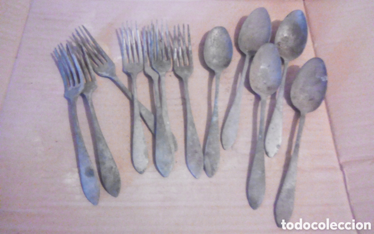 Antig&uuml;edades: Lote de antiguos cubiertos de alpaca, con una llave marcada del fabricante. Miden 20 cm.