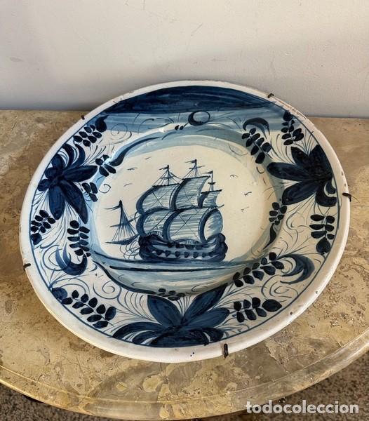 Antig&uuml;edades: GRAN PLATO DE CER&Aacute;MICA CATALANA - DECORADO CON MOTIVO DE BARCO, EN AZULES - 40 CM