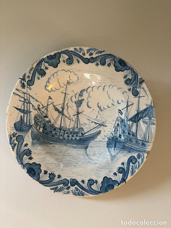 Antig&uuml;edades: GRAN PLATO DE CER&Aacute;MICA CATALANA - DECORADO CON MOTIVO DE VELEROS, EN AZULES - 46 CM