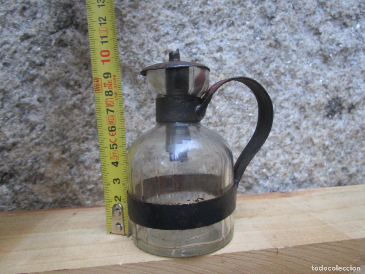 Antig&uuml;edades: Peque&ntilde;o quinqu&eacute; de mano y mesa, de hojalatero en frasco vidrio de reciclaje, a&ntilde;os 50 limpio y mecha.