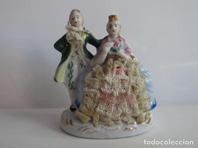 Antig&uuml;edades: Antigua Figura Porcelana Pareja Galante con Vestido de Encaje Real - Estilo Dresde / Rococ&oacute; - 9,5 cm