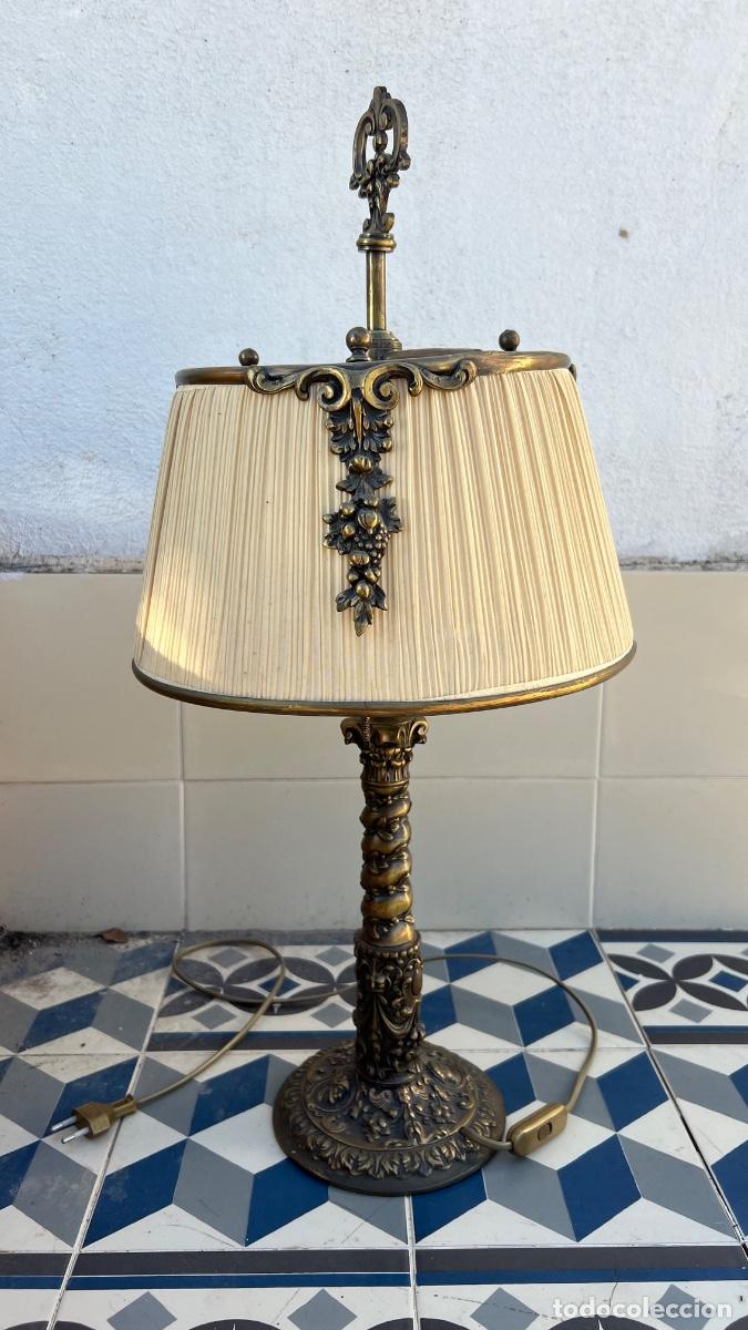 Antig&uuml;edades: L&aacute;mpara de MESA flores de bronce dos luces columna salom&oacute;nica ppio s XX 68x30cms