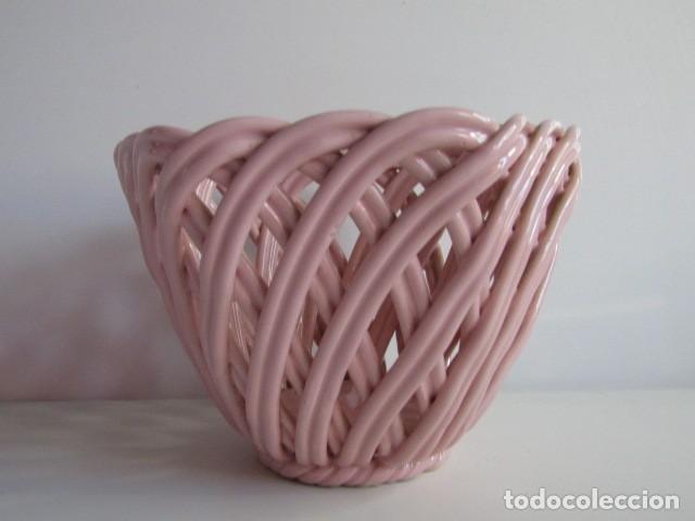 Antig&uuml;edades: Precioso macetero frutero calada Cer&aacute;mica de Manises GIL - Rosa Pastel, Trenzado a Mano - 16,5 cm