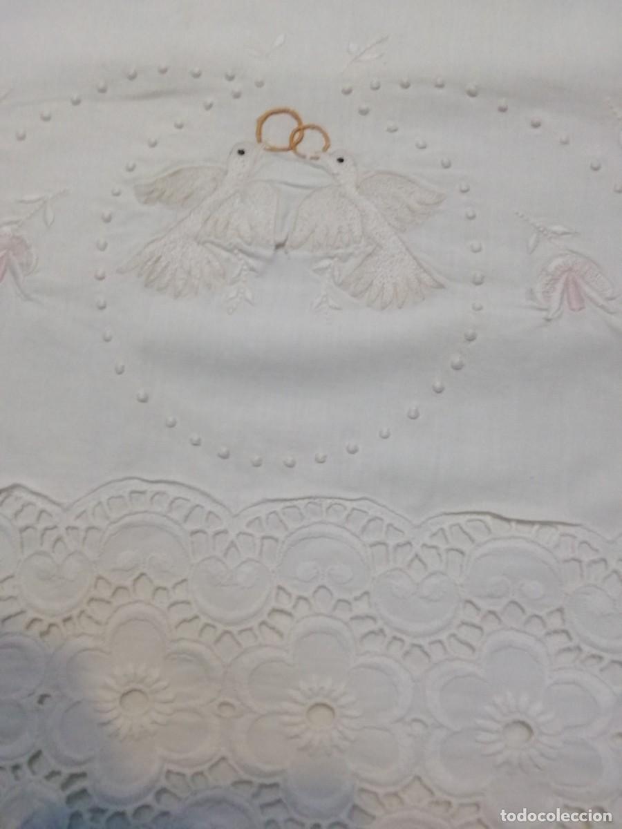 Antig&uuml;edades: *ANTIGUA FUNDA DE ALMOHADA BORDADA A MANO. (Rf:231/*)