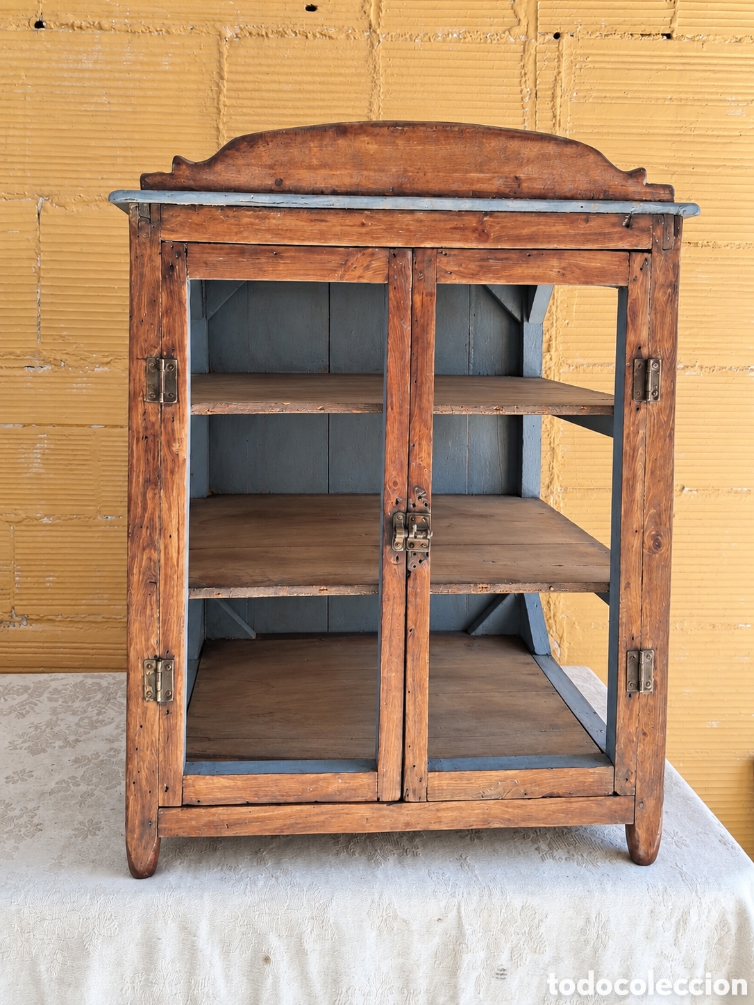 Antig&uuml;edades: Antigua fresquera o despensa en madera de alba &ndash; Principios Siglo XX