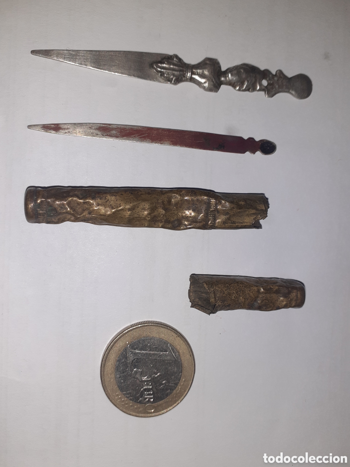 Antig&uuml;edades: ANTIGUO TUBO. EN COBRE CON DOS PEQUE&Ntilde;OS CUCHILLOS. FINALES S. XIX. POSIBLEMENTE ABRECARTAS