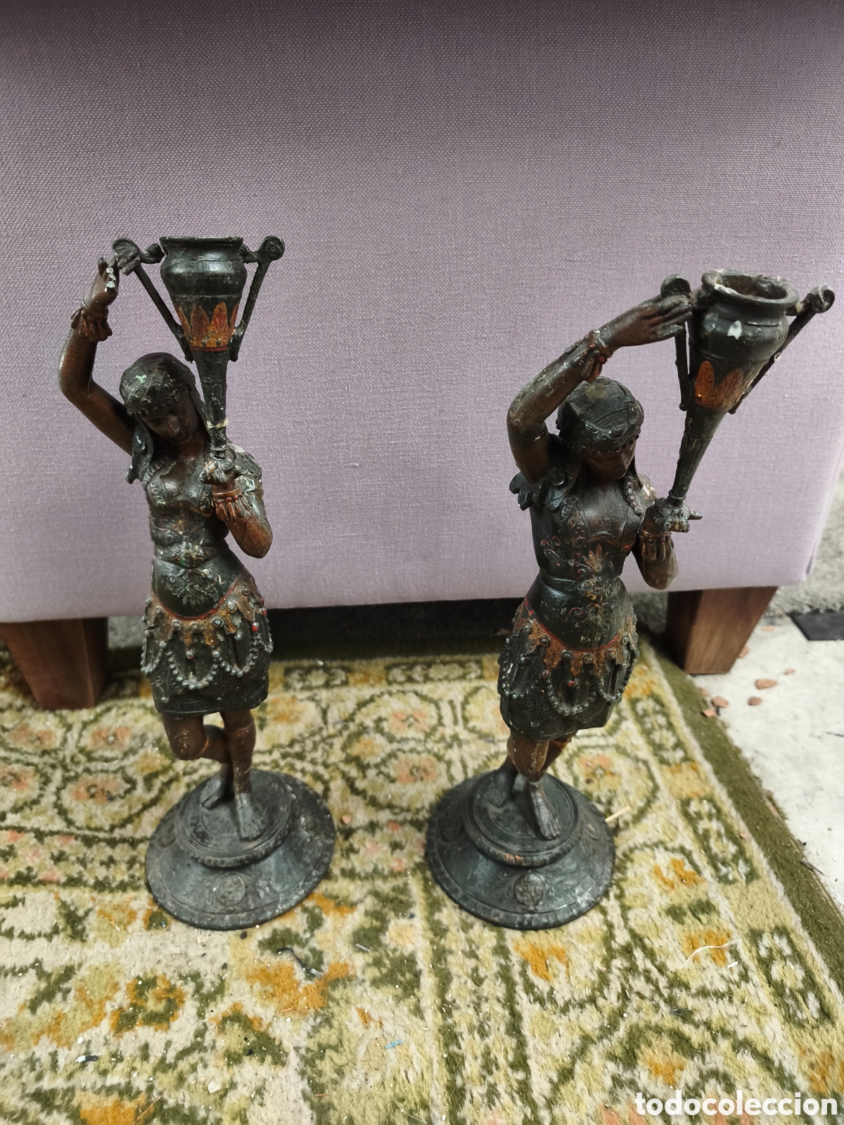 Antig&uuml;edades: Pareja de candeleros figurativos modernistas en calamina policromada &ndash; Finales del S. XIX