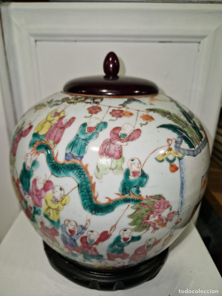 Antig&uuml;edades: Frasco de jengibre de porcelana Famille Rose de la dinast&iacute;a Qing