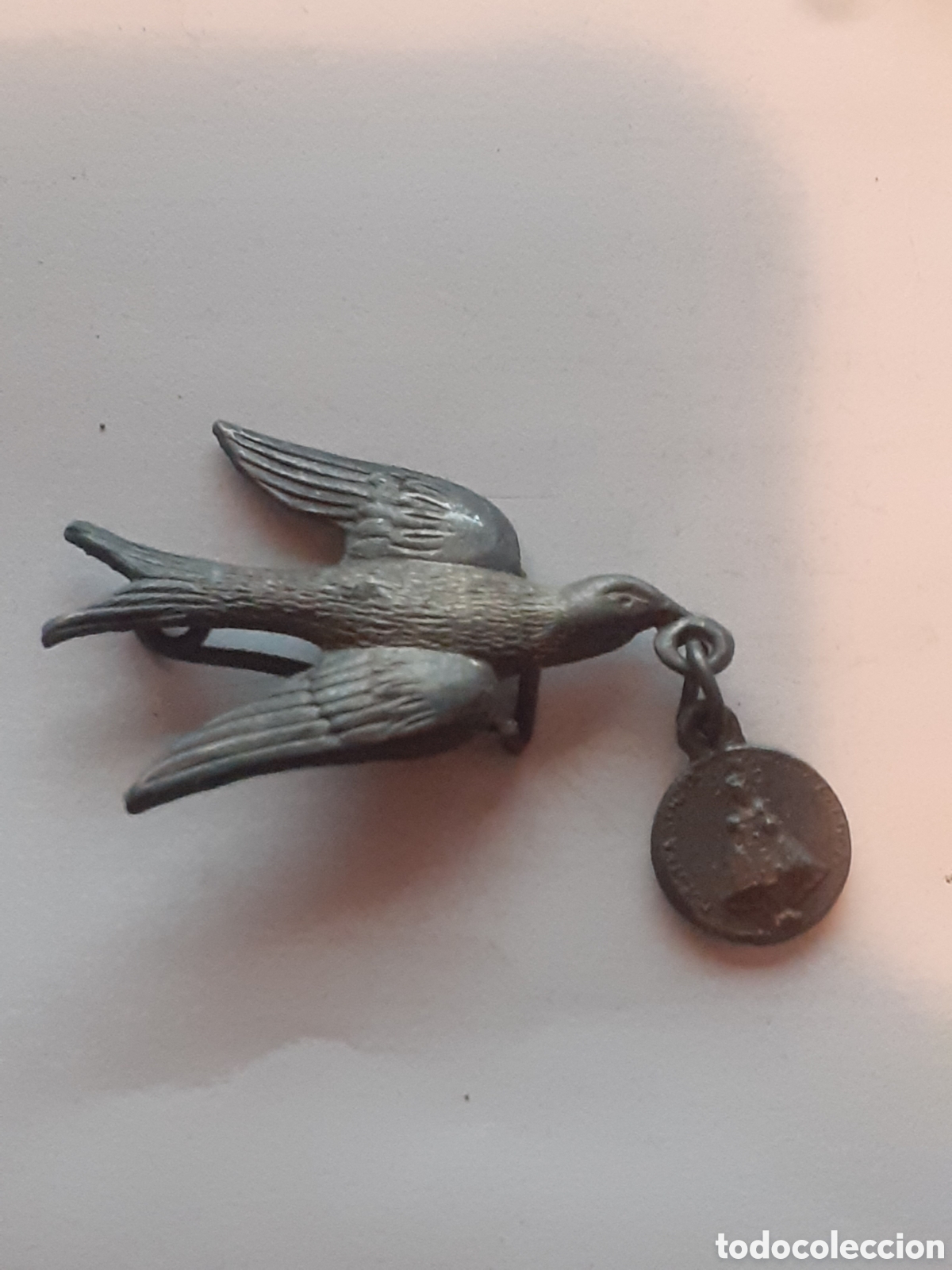 Antig&uuml;edades: ANTIGUO PRENDEDOR FINALES S XIX PALOMA PORTANDO MEDALLA DE VIRGEN Y JES&Uacute;S. MUY RARO