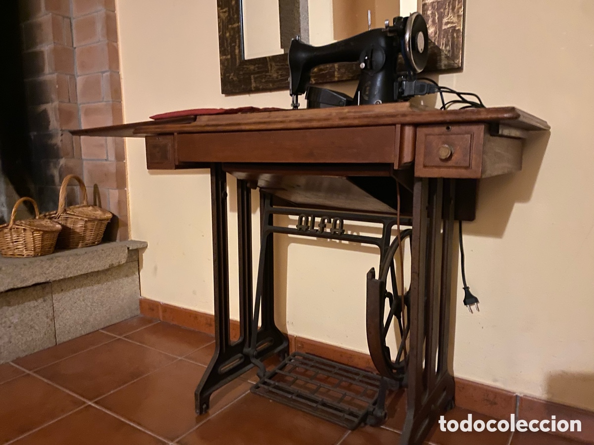 Antig&uuml;edades: M&aacute;quina de coser antigua ALFA con mueble y pedal de hierro