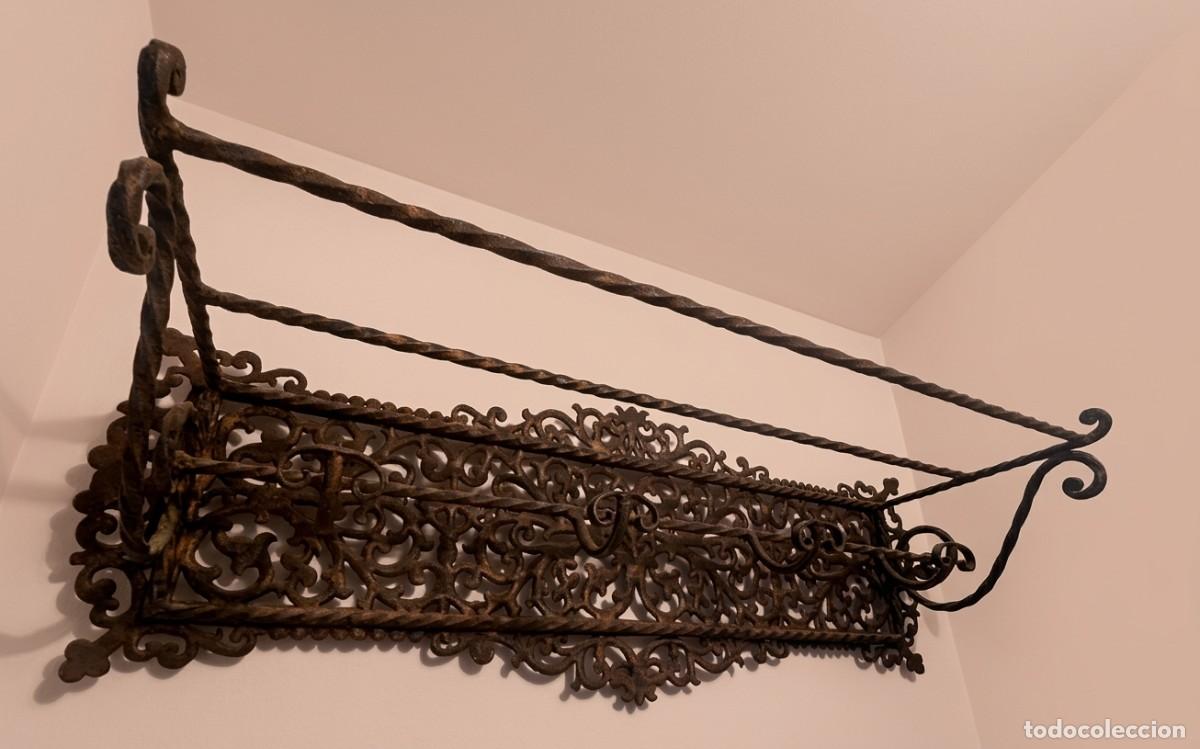 Antig&uuml;edades: Perchero-sombrerero de pared con estante superior, hierro fundido