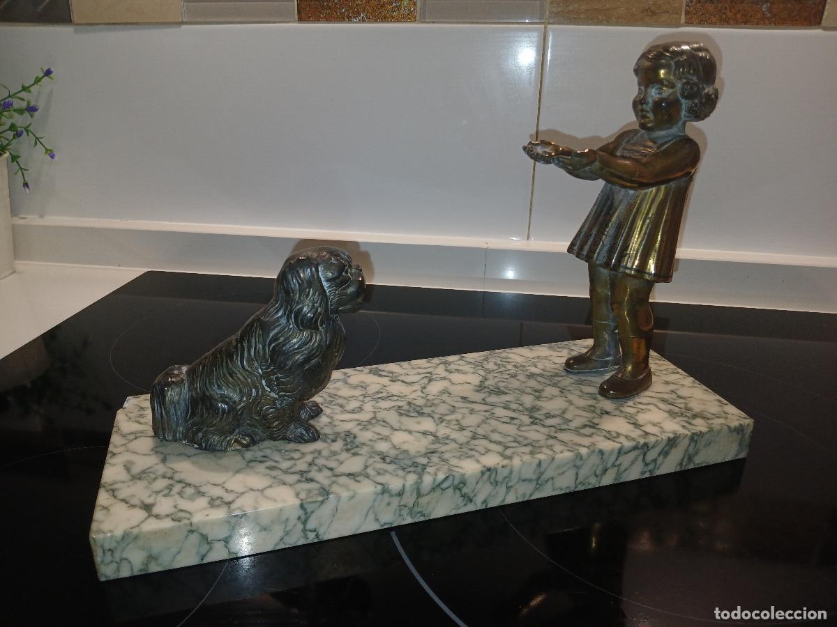 Antig&uuml;edades: ESCULTURA ART DECO CALAMINA O BRONCE HUECO. FRANCIA. 1930. NI&Ntilde;A CON PERRITO PEQUINES