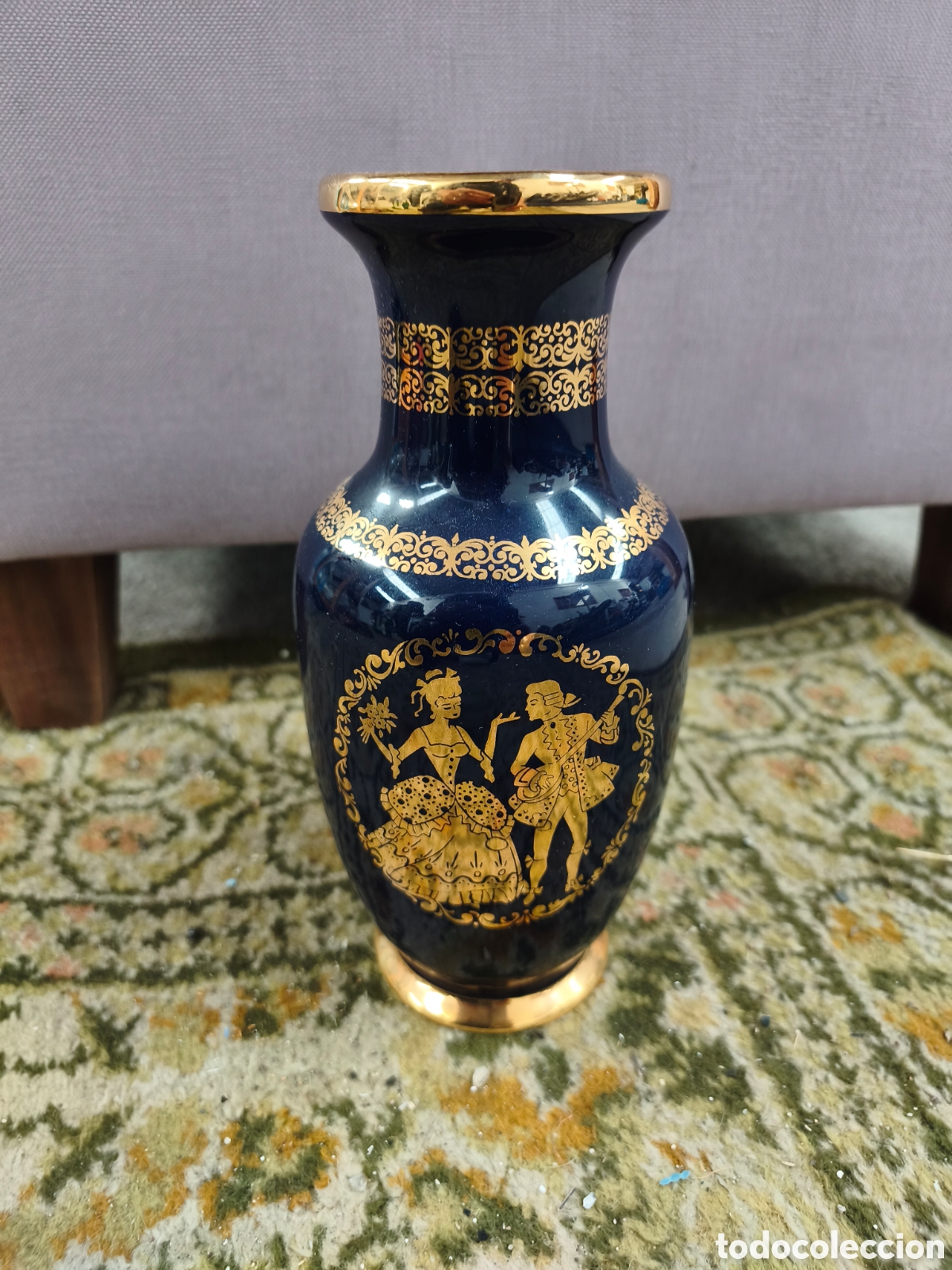 Antig&uuml;edades: Jarr&oacute;n Vintage de Porcelana Azul Cobalto y Oro &ndash; Escena Galante Rococ&oacute;