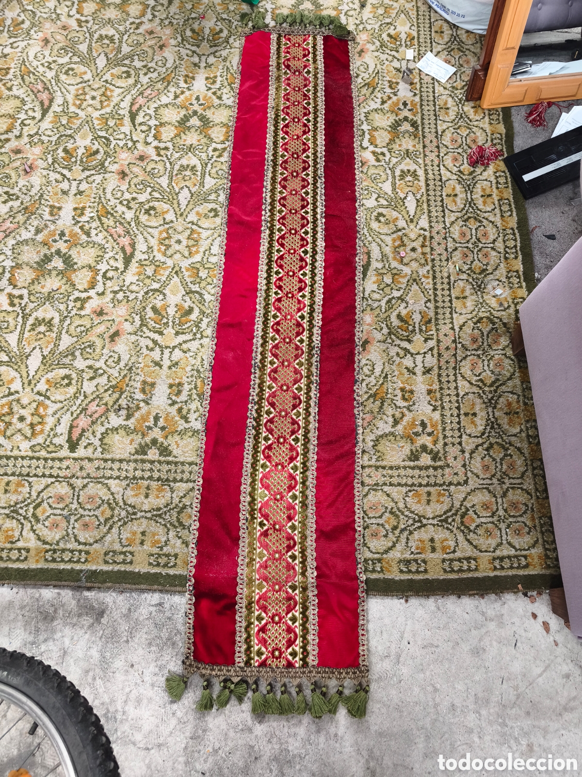 Antig&uuml;edades: Camino de mesa / Pasillero textil decorativo de estilo cl&aacute;sico y tradicional.
