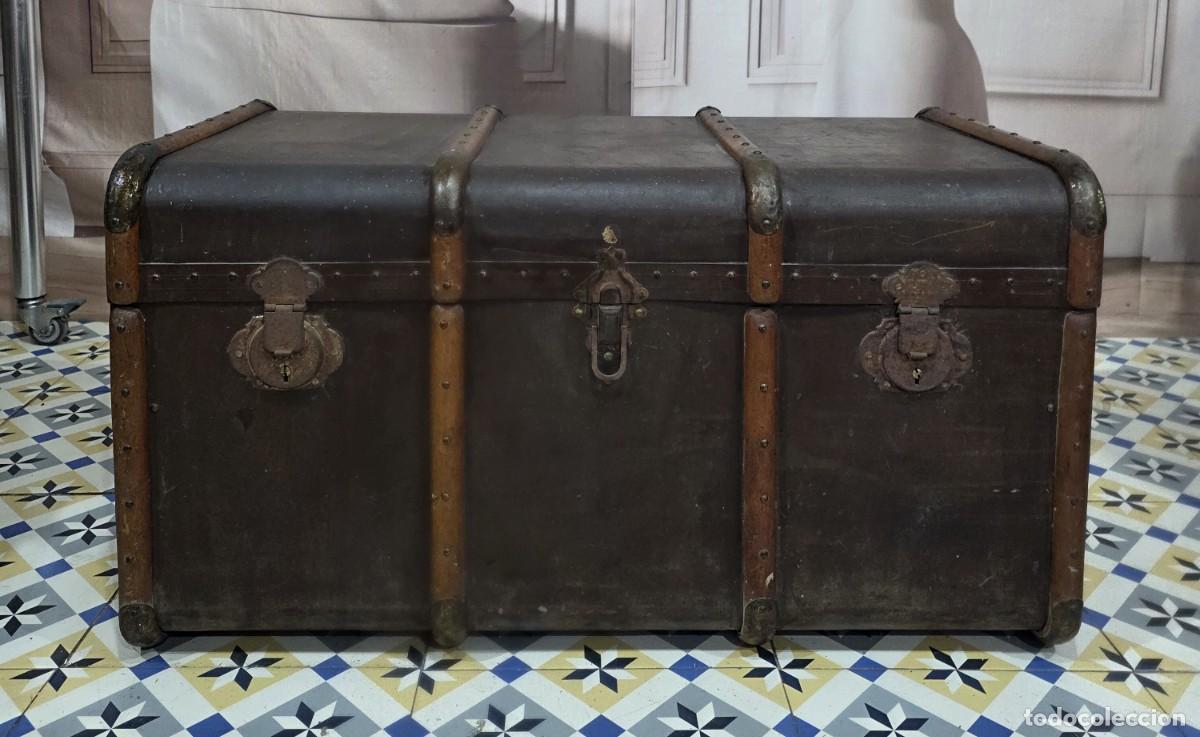Antig&uuml;edades: Ba&uacute;l de viaje antiguo, posiblemente de finales del siglo XIX