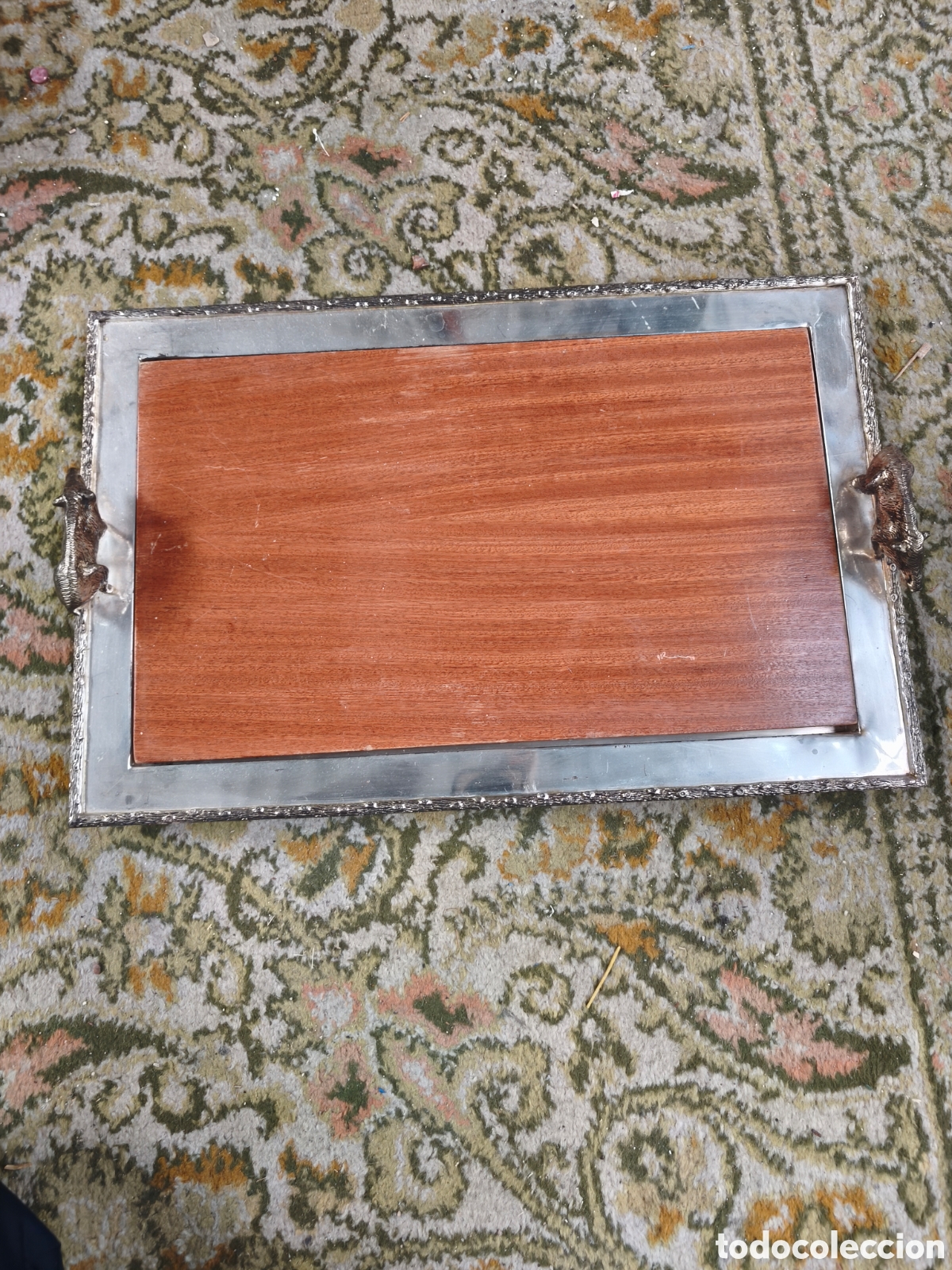 Antig&uuml;edades: Antigua bandeja vintage de metal y madera con asas en forma de jabal&iacute; (49 x 32 cm)