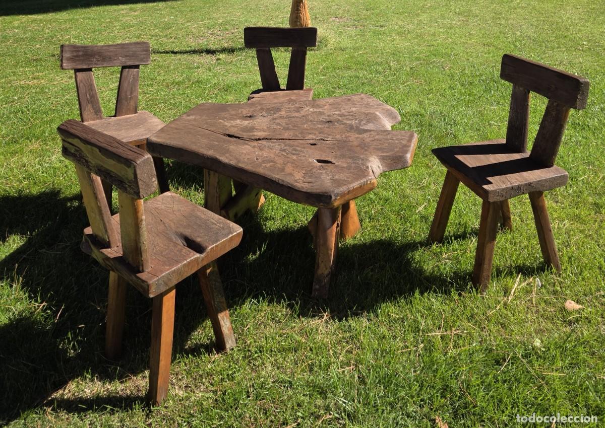 Antig&uuml;edades: Juego de mesa y cuatro sillas de estilo r&uacute;stico tallado en madera maciza